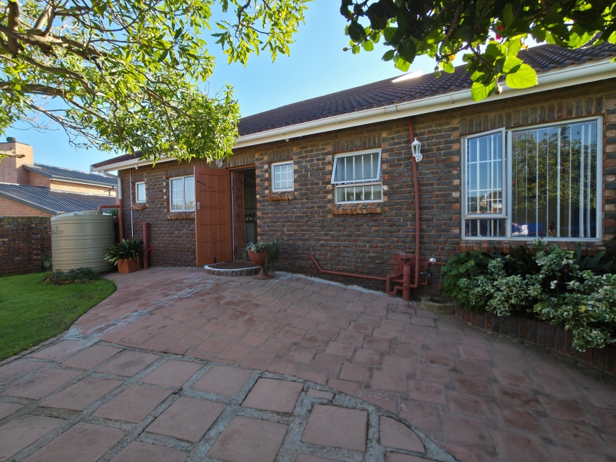 3 Bedroom Property for Sale in Wavecrest Eastern Cape